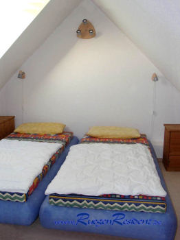 Zwei Betten im Dachgescho der FeWo