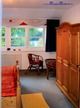 Das Schlafzimmer Nr.1 mit einem zusätzlichen kleinen Rattan-Sitzplatz unter der Dachgaube