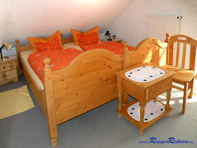 Schlafraum 2 mit einem Doppelbett, Kleiderschrank und Balkonzugang
