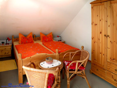 Schlafzimmer 3 ebenfalls mit einem Doppelbett, massivem Landhaus-Kleiderschrank
