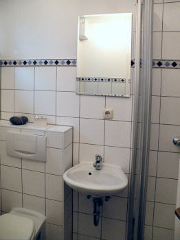 Das kleine zweite Bad im Erdgeschoß des Ferienhauses Nr.5 FerienResidenz Losentitz auf Rügen