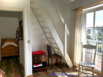 Treppe vom Schlaf-/Gästezimmer 3 zur Dachgelerie