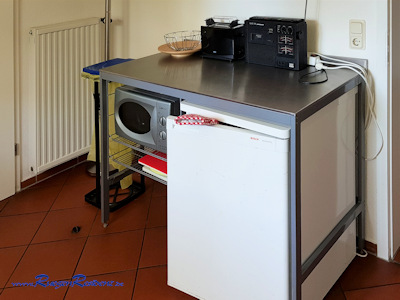 Ein zweiter Kühlschrank bietet ausreichend Platz für Vorräte