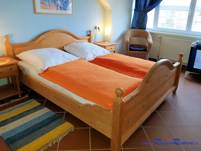 Das Naturholz Doppelbett im blauen Schlafzimmer
