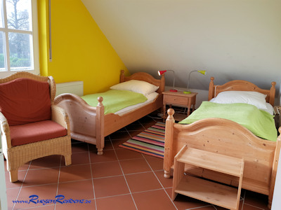 Einzelbetten im gelben Schlafzimmer