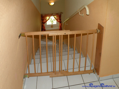 Die Treppe ist mit einem Kinderschutzgitter abgesichert