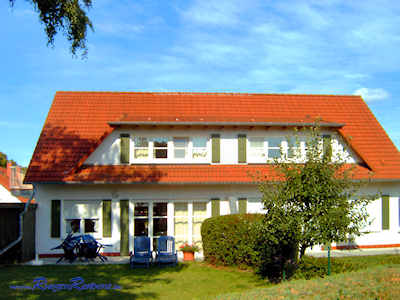 Ein Blick auf die Terrasse - Gartenmöbel und Grill inklusive