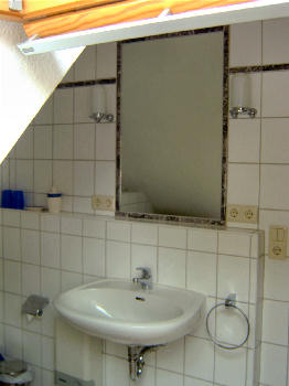 Das Badezimmer im Obergeschoß der Ferienwohnung Rügen