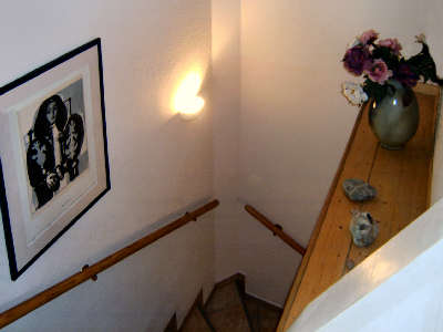 Durch das Treppenhaus / Flur geht es zum Obergeschoß der FeWo 1 im Alten Gutshaus
