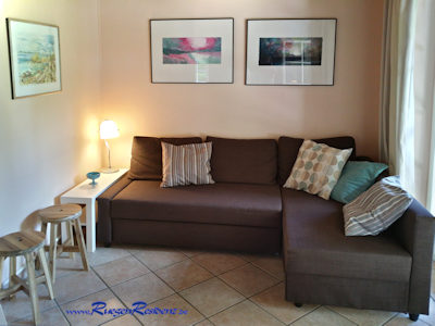 Die Couch im Wohnzimmer Gutshaus Losentitz Wohnung Nr.1
