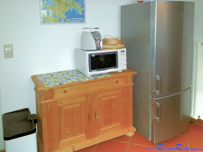 Die Küche des Ferienhauses ausgestattet mit Mikrowelle, Toaster, Ceranherd